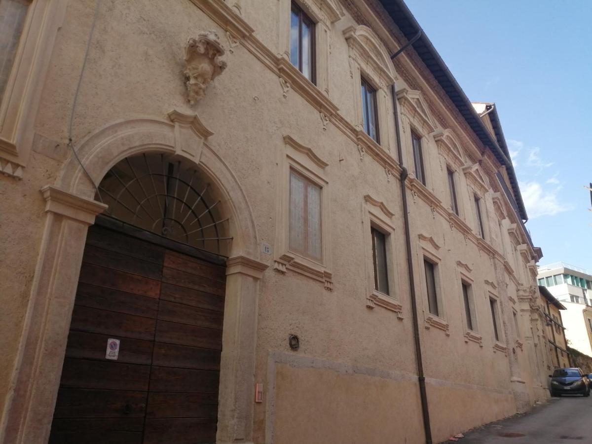 B&B Bone Novelle Dimora Storica Palazzo Zuzi Л'Аквіла Екстер'єр фото